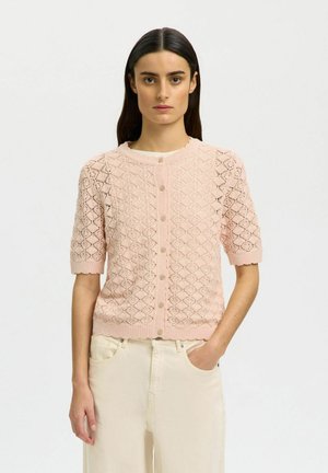 Cardigan en maille rose doux, présentant un motif en losange, des manches courtes, une fermeture à boutons avec ourlet et poignets côtelés.