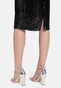 Vera Mont PAILLETTEN-MIT ELASTISCHEM BUND - Bleistiftrock - schwarz