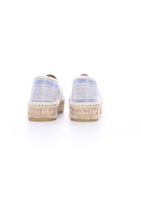 Espadrillas a strisce blu e bianche con suole in juta intrecciata e punta rotonda. Sopra in tessuto morbido con tacco basso, che mette in mostra un design casual.
