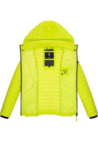 Veste isolante jaune fluo avec capuche, présentant un design matelassé et des accents noirs sur les poignets et les zips. Comprend des étiquettes de marque à l'intérieur.
