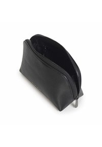 Zwarte lederen ritsportemonnee met een gestructureerd oppervlak, afgeronde bovenkant en contrasterende rits. Interieur is van zwart stof zonder vakken.