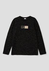 Maglietta nera a maniche lunghe con un design testurizzato, caratterizzata da un'etichetta rettangolare avorio con la scritta "ACT" sul fronte.