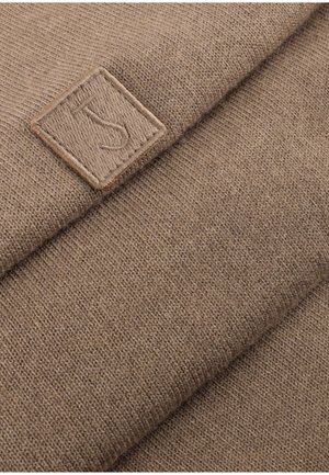 Bruine gebreide stof met een gestructureerde afwerking, voorzien van een vierkante leren patch met een reliëf van een gestileerde letter.