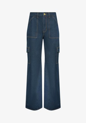 Weite Cargo-Hosen aus dunkelblauem Denim mit zwei seitlichen Taschen, vorderen Taschen und gelben Nähten. Strukturierter, robuster Stoff.