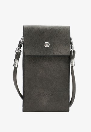 Šedá kožená taška přes tělo s magnetickým zapínáním, texturovaným povrchem, stříbrnými detaily a odnímatelným nastavitelným popruhem.