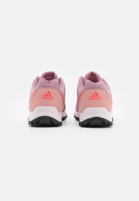 adidas Performance HYPERHIKER LOW - Scarpe da allenamento - magic mauve/almost pink/turbo