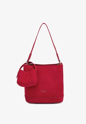Sac seau en daim rouge avec petite pochette assortie attachée, bandoulière unique et logo subtilement embossé sur le devant.