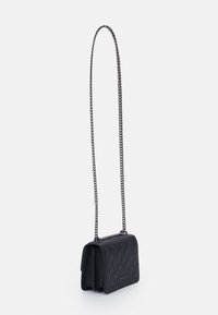 Borsa a spalla in pelle nera con motivo houndstooth impresso e lunga tracolla in metallo, forma rettangolare compatta.