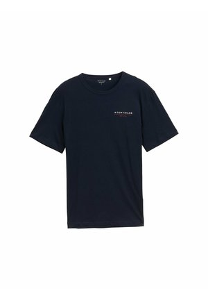 Camiseta de algodón azul marino con cuello redondo y mangas cortas. Presenta un pequeño logotipo de texto rojo en el pecho. Corte regular, textura suave.