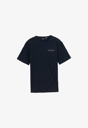 Marineblå bomulds T-shirt med rund halsudskæring og korte ærmer. Har et lille rødt tekstlogo ved brystet. Regular fit, glat tekstur.