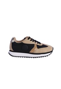 Zapatilla deportiva beige y negra con una parte superior texturizada, acentos brillantes y una suela intermedia blanca. Presenta un logo redondo y un detalle de estampado de serpiente en el talón.