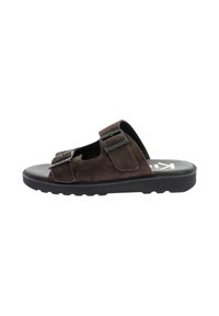 Sandal in suede marrone con due cinturini regolabili e fibbie in metallo. Suola in gomma nera piatta con motivo di battistrada testurizzato.