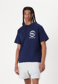 Pal Sporting Goods INTERNATIONAL PRE GAME UNISEX - Trükipildiga T-särk - medieval blue