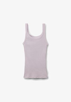Bezrekawnik z prążkowanej dzianiny w jasnym lawendowym kolorze z okrągłym dekoltem, rozłożony na płasko na białym tle.