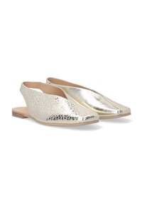 Metaliczne srebrne buty na obcasie typu slingback z ostrym noskiem, teksturowaną powierzchnią, płaską podeszwą i wycięciami po bokach.