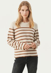 Gestreifeter Pullover in Creme und Braun, gestrickte Textur, runder Ausschnitt, lange Ärmel mit gerippten Bündchen, lockere Passform, gerader Saum.