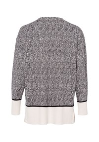 Fekete-fehér, houndstooth mintás pulóver. Bordás mandzsettákkal és aljúval, oldalsó hasítékokkal a laza illeszkedés érdekében. Puha kötött textúra.