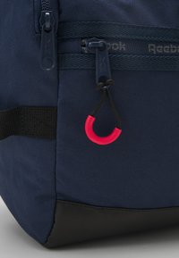 Reebok BERLIN SPORT BAG UNISEX - Sporta soma - blue