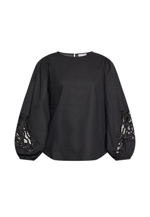 Blusa negra con cuello redondo y mangas largas abullonadas, que presenta intrincados detalles de encaje negro en los puños. Textura de tela suave.