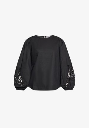 Blusa negra con cuello redondo y mangas largas abullonadas, que presenta intrincados detalles de encaje negro en los puños. Textura de tela suave.