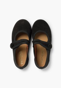 Sorte ruskind Mary Jane sko med rund tå, elastisk rem og blød læderindersål. Har en glat tekstur og et simpelt design.