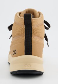 Tyrkysové vysoké tenisky s síťovaným svrškem, černými šněrováním a gumovou podrážkou. Obsahují kontrastní černou patní část a minimální logo.