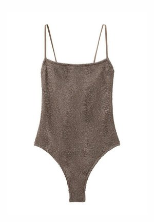 Body de punto texturizado marrón con tirantes finos y aberturas de pierna de corte alto sobre fondo blanco.