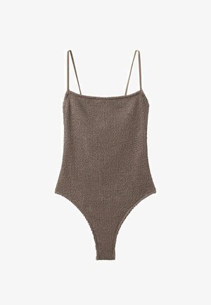 Bruin gebreid textuur bodypak met dunne schouderbandjes en hoog uitgesneden beenopeningen op een witte achtergrond.