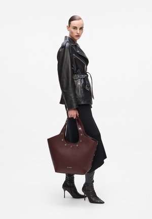 Bordeauxrote Tote-Tasche mit Nieten am Griff, aus strukturiertem Material gefertigt, mit einem breiten Korpus und offenem Deckeldesign.