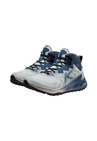 Blaue und hellgraue Sportschuhe mit Mesh-Obermaterial, schwarzen Schnürsenkeln, verstärkter Zehenkappe und strukturierten Sohlen für besseren Halt. Markenzeichen auf der Zunge.