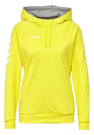 Jasnożółta bluza z kapturem z szarym wewnętrznym podszyciem kaptura, sznurkami, białym logo hummel na piersi i białymi pasami w kształcie szewronów na rękawach.