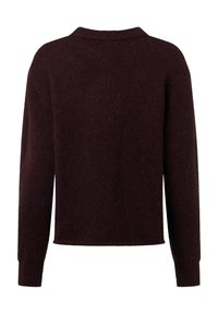 Pull bordeaux en tissu doux et texturé. Doté d'un col rond, de manches longues et d'une finition droite. Design minimaliste sans embellissements.