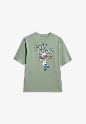 T-shirt vert clair à manches courtes avec un graphisme représentant un oiseau de dessin animé en équipement de football tenant un ballon et le texte « Fair Play » au-dessus.
