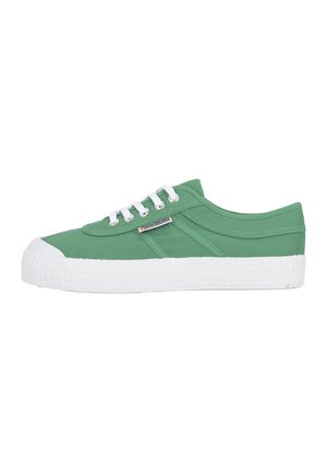 Sneaker in tela verde con suola in gomma bianca, design con lacci, suola testurizzata e dettagli di cucitura laterale in evidenza.