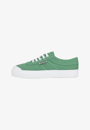Sneaker in tela verde con suola in gomma bianca, design con lacci, suola testurizzata e dettagli di cucitura laterale in evidenza.