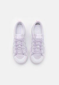 Ljuslila canvas-sneakers med vit gummikappa och sula, med snören, vadderad krage och subtil branding på tungan.