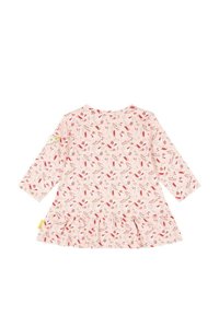 Robe à manches longues de couleur rose présentant un motif floral en rouge et vert, avec un ourlet froncé et une patch décoratif sur la manche.