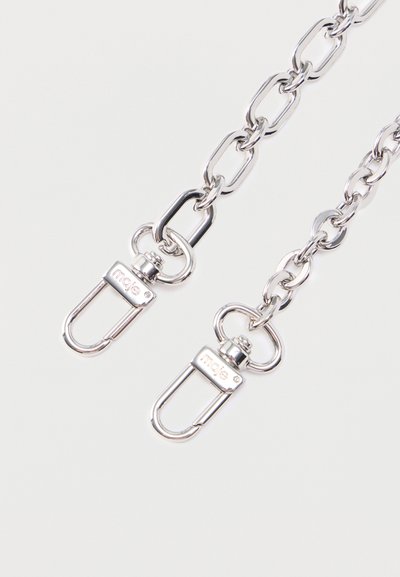Ασημένια αλυσίδα με μεγάλα και μικρά οβάλ κρίκους, που διαθέτει δύο κλιπς με χαραγμένο λογότυπο. Λείο, γυαλιστερό μεταλλικό φινίρισμα.