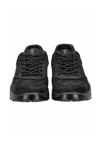 Černé šněrovací boty vyrobené z semiše, s polstrovaným límcem, texturovaným designem a gumovou podrážkou s protiskluzovými vzory.