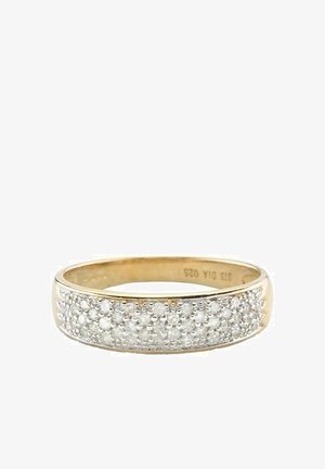 Anillo de oro con una banda plana, que presenta una parte superior de plata texturizada engastada con pequeñas piedras redondas y transparentes. En su interior está marcado como "375 DIA 025."