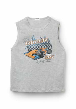 Débardeur gris avec illustration de voiture de course orange et bleue, fond de drapeau à damier, flammes bleues et texte « Street Racer 35 World Tour ».