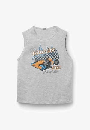 Débardeur gris avec illustration de voiture de course orange et bleue, fond de drapeau à damier, flammes bleues et texte « Street Racer 35 World Tour ».
