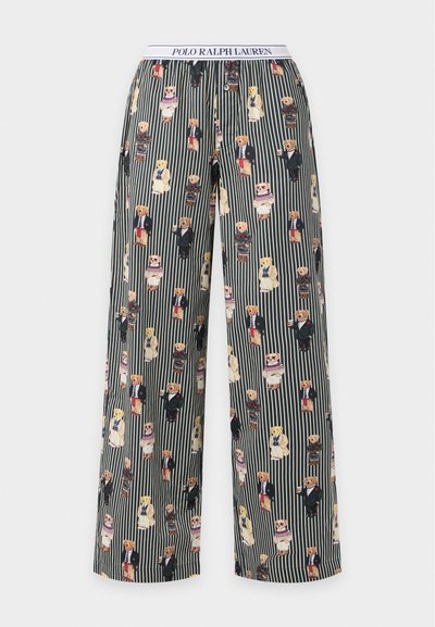 Pantalon large à rayures noires et blanches avec des motifs répétés d'ours en peluche vêtus de différentes tenues et une taille blanche avec l'inscription Polo Ralph Lauren.