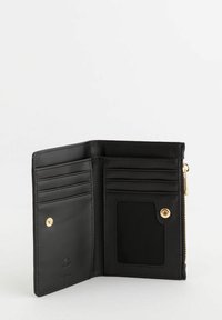 Cartera de cuero negra con herrajes dorados, múltiples ranuras para tarjetas, un compartimento con cremallera y una ventana de identificación de malla en el lado izquierdo.