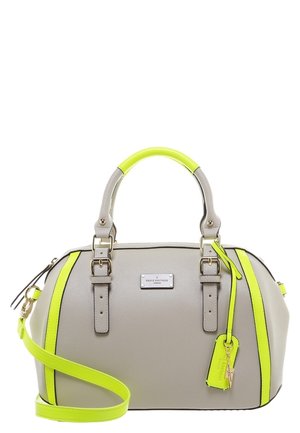 Bolso gris con asas, rayas y correa de hombro desmontable en amarillo neón, con hebillas plateadas y una etiqueta de marca.