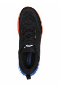 Scarpa da ginnastica nera in rete con accenti rossi e blu, punta tonda e superficie testurizzata. Presenta lacci e il marchio Skechers sulla linguetta.