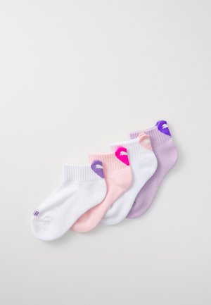 Cinco pares de meias de tornozelo em branco, rosa e roxo, com detalhes coloridos na pala e na ponta. Punhos canelados e textura macia e suave.