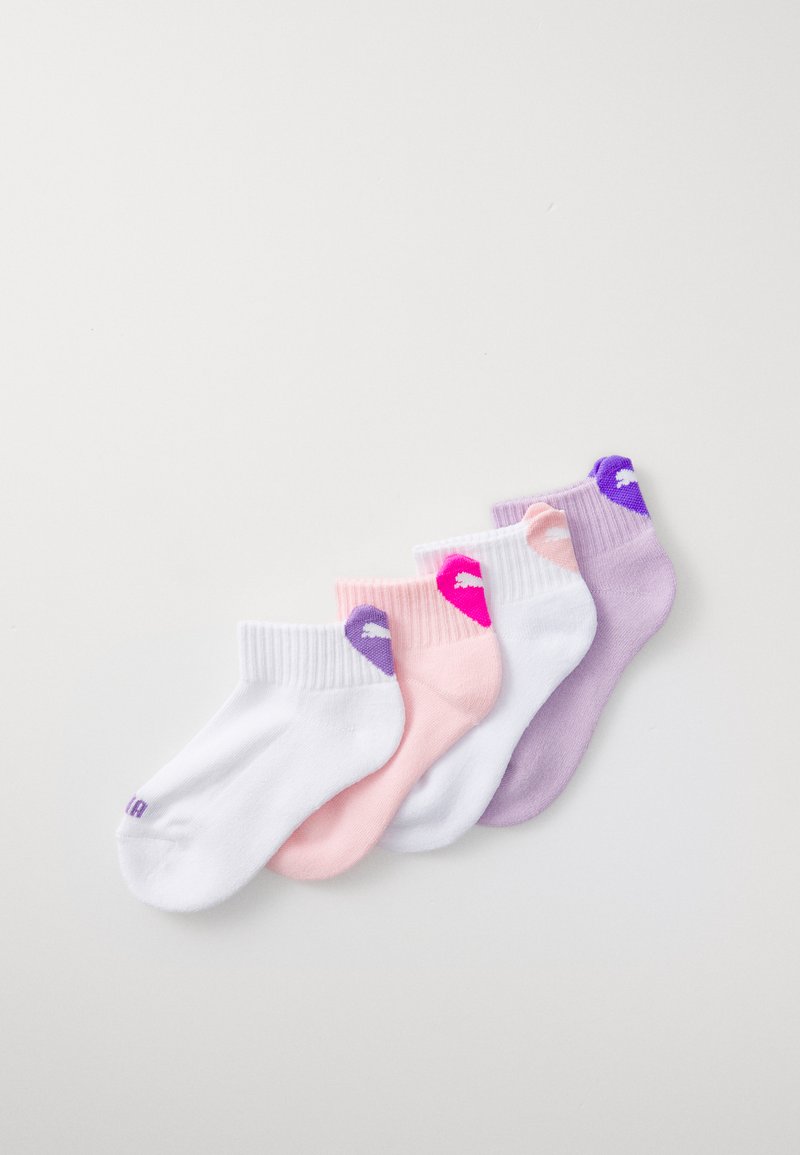 Cinque paia di calzini alla caviglia bianchi, rosa e viola, con accenti colorati sul tallone e sulla punta. Cuffie a coste e texture morbida e liscia.