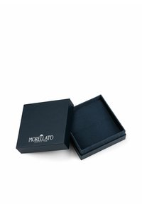 Scatola regalo rettangolare blu scuro con superficie testurizzata, che si apre per rivelare un interno coordinato; presenta il logo "MORELLATO" sulla parte superiore.