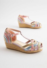 Vinkelsandaler med multicolore læderstropper i pink, blå og guld. Textureret espadrille sål tilføjer højde og støtte. Åben tå design.